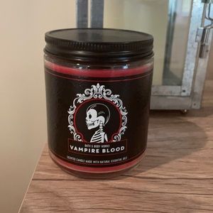 NWT BBW single wick candle “Vampire Blood”⚰️❤️